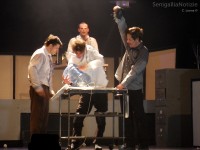 Lo spettacolo "Blam!" della compagnia danese Neander Teater andato in scena al teatro La Fenice di Senigallia sabato 14 dicembre