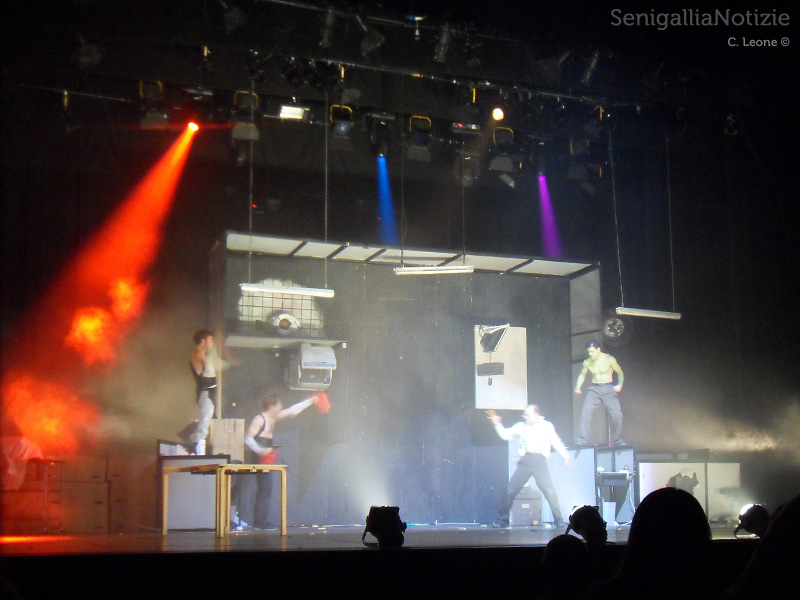 Lo spettacolo "Blam!" della compagnia danese Neander Teater andato in scena al teatro La Fenice di Senigallia sabato 14 dicembre