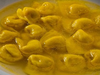 Cappelletti tortellini in brodo