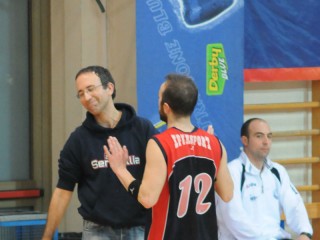 Valli e col giocatore avversario Lilliu