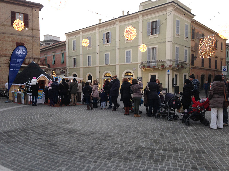 La fila per la casetta di Babbo Natale in piazza Saffi