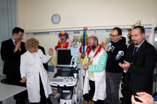 l'ecografo mobile donato all'ospedale di Senigallia dall'ass OndaLibera e dall'ass Vip Claun Ciofega