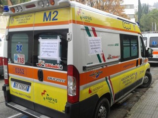 La protesta delle ambulanze Anpas davanti li palazzo regionale delle Marche