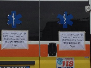La protesta delle ambulanze Anpas davanti li palazzo regionale delle Marche