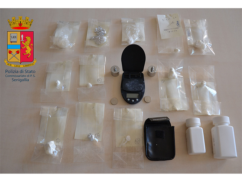 La cocaina e il materiale posti a sequestro dalla polizia