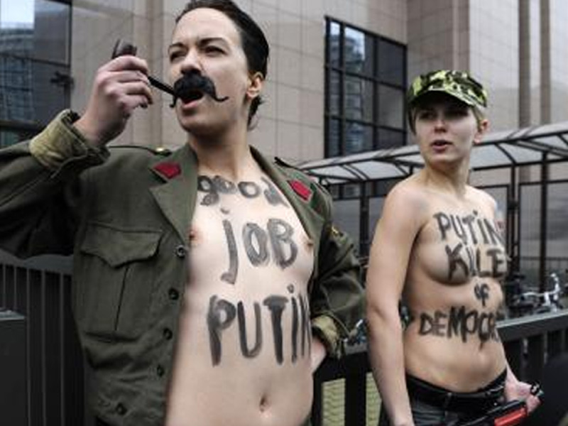 Protesta delle attiviste del gruppo Femen a Bruxelles