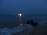 L'operazione di recupero della barca da parte dei sommozzatori dei Vigili del Fuoco di Ancona