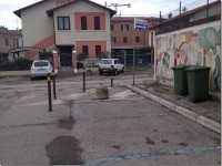 Lo spiazzo antistante lo stadio G.Bianchelli di Senigallia: il panettone e i paletti per segnalarlo, ora volatilizzati