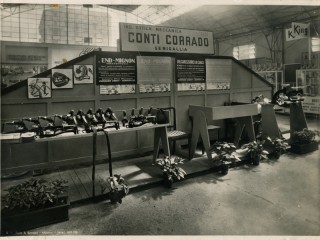 Stand alla fiera campionaria di Milano (anni '50) delle Officine Conti, con esposta la pinza vulcanizzatrice ideata da Corrado Conti