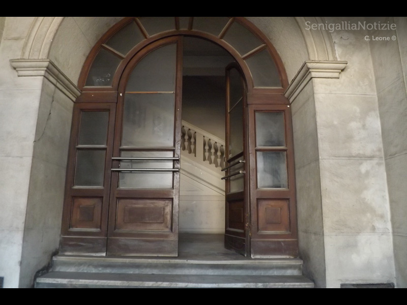 L'ingresso di Palazzo Gherardi a Senigallia