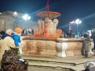 La fontana dei Leoni imbrattata dai militanti di CasaPound