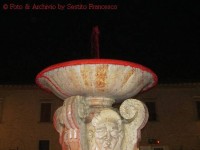 Liquido rosso sgorga dalla fontana di piazza del Duca di Senigallia - Foto Sestito