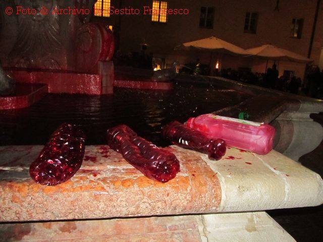 Il liquido rosso gettato nella fontana di piazza del Duca di Senigallia - Foto Sestito