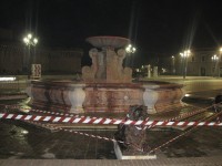 Fontana dei Leoni chiusa e transennata dopo il blitz di CasaPound - Foto Ceccacci