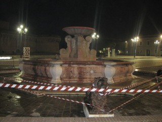 Fontana dei Leoni chiusa e transennata dopo il blitx di CasaPound - Foto Ceccacci