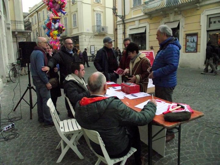 Banchetto raccotla firme del comitato "Senigallia per Tsipras"