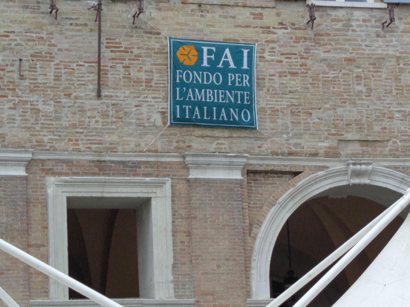 Logo del FAI (Fondo Ambiente Italiano) appeso durante le giornate FAI di primavera 2014 a Senigallia