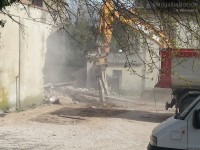 I lavori di demolizione degli edifici in degrado lungo viale Leopardi, nell'area della Penna