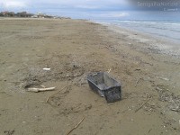 Detriti sulla spiaggia di Senigallia a causa delle mareggiate invernali