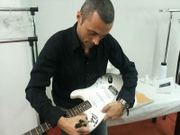 Britti autografa la chitarra