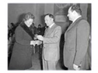 La bidella di Sant'Angelo, Argentina, riceve nel gennaio 1974 dall'allora sindaco Giuseppe Orciari la medaglia d’oro che il comune consegnava ai dipendenti che andavano in pensione