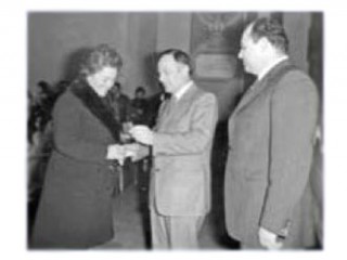 La bidella di Sant'Angelo, Argentina, riceve nel gennaio 1974 dall'allora sindaco Giuseppe Orciari la medaglia d’oro che il comune consegnava ai dipendenti che andavano in pensione