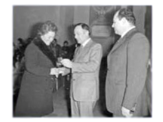 La bidella di Sant'Angelo, Argentina, riceve nel gennaio 1974 dall'allora sindaco Giuseppe Orciari la medaglia d’oro che il comune consegnava ai dipendenti che andavano in pensione