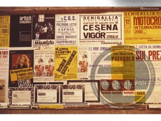 Manifesti affissi a Senigallia (1972) - Foto Leopoldi