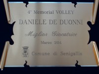 La targa del Comune di Senigallia per la miglior giocatrice del 4° Memorial Daniele De Duonni