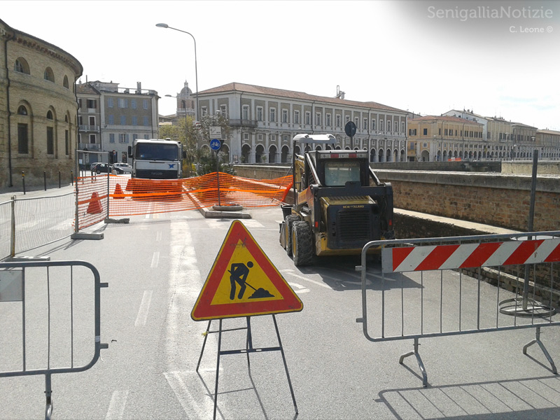 Transennato il tratto di via Portici Ercolani per i lavori al marciapiede fino a via Perilli