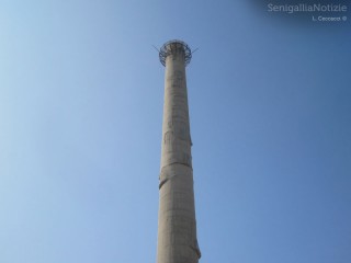 La ciminiera dell'ex-Italcementi di Senigallia