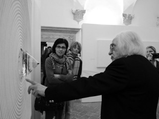 Elio Marchegiani di fronte a una sua opera (Foto Marco Mandolini)