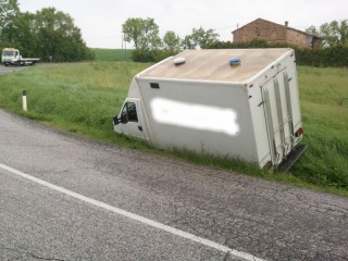 Furgone finito fuori strada