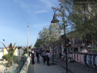 Il mercatino promosso da Riviera Nord sul lungomare Mameli di Senigallia
