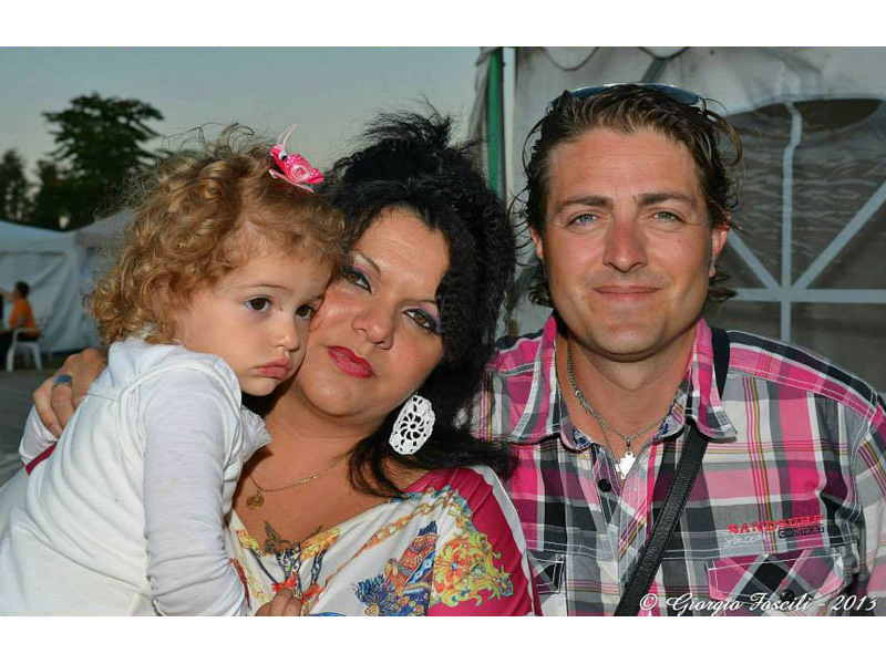 La famiglia Bocconi: da sx la piccola Chanel, la mamma Viviana Cunegondi e il papà Simone Bocconi
