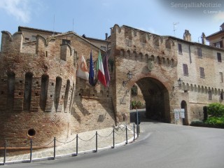 Le mura storiche di Corinaldo e l'ingresso al centro abitato