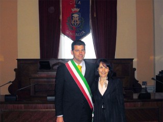 Maurizio Mangialardi il giorno dell'elezione a Sindaco, insieme a Luana Angeloni
