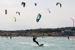 La tappa del campionato zonale di kitesurf a Civitanova Marche