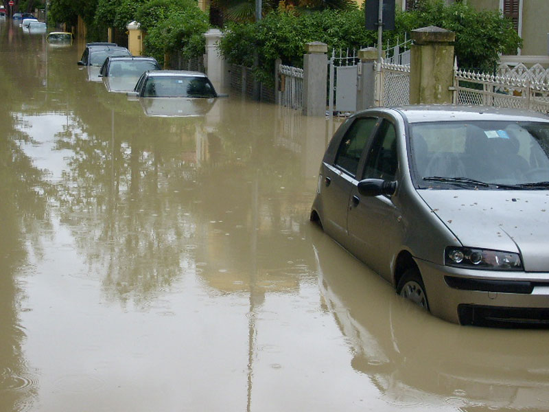 Auto alluvionate a Senigallia
