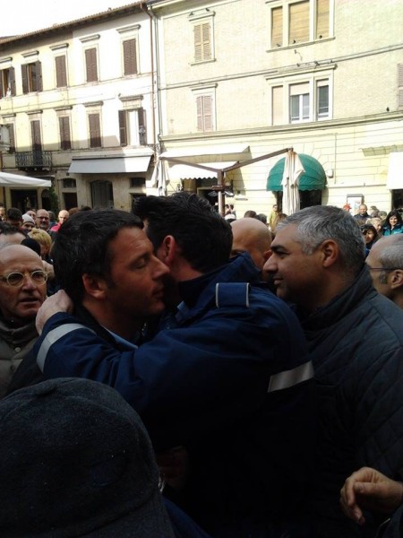 Abbraccio tra Matteo Renzi e Maurizio Mangialardi