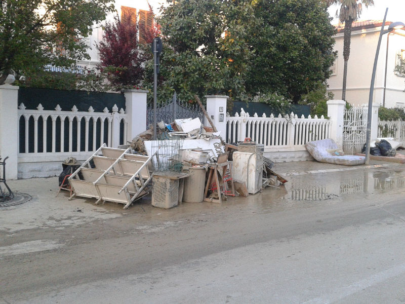 Danni a Senigallia dopo l'alluvione del 3 maggio 2014: mobili e suppellettili accatastati lungo corso Matteotti