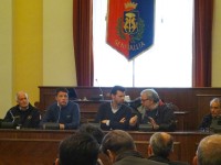 Il premier Matteo Renzi nell'aula consiliare di Senigallia dopo l'alluvione del 3 maggio 2014