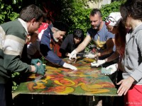 Volontari al lavoro su un'opera di Luciano Casaroli