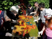 Volontari Musinf al lavoro su un'opera di Luciano Casaroli, rovinata dall'alluvione del 3 maggio 2014