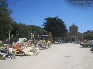 Lavori di pulizia da fango e rifiuti lungo viale Matteotti