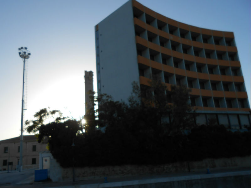 Ciminiera "nascosta" dietro l'Hotel La Vela