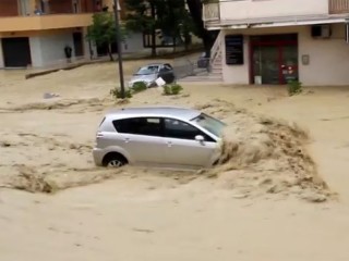Un'auto nelle acque del Misa a Borgo Molino, dopo l'esondazione