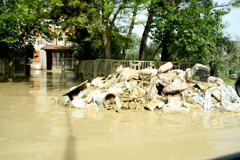 Detriti e mobilio distrutti dalla piena