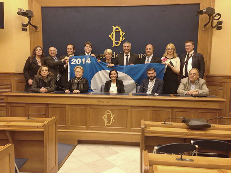 Gennaro Campanile alla consegna della Bandiera Blu 2014 con i parlamentari marchigiani