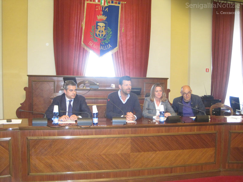 Beatrice Lorenzin in sala consiliare a Senigallia con Bugaro, Mangialardi e Volpini